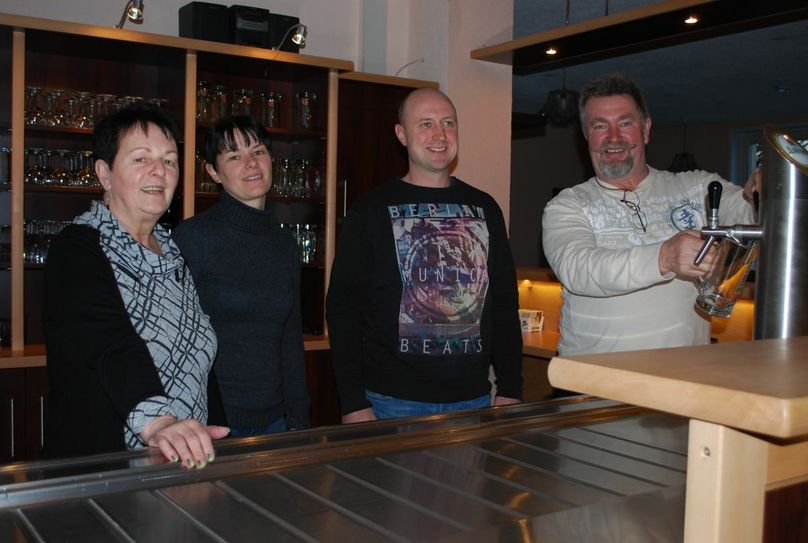 V.l.: Barbara Glowna, Grit Brendel, Martin Brendel und Wolfgang Glowna an der neuen Theke im Gastraum.