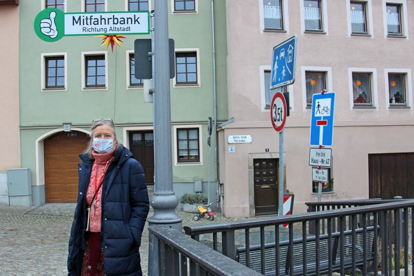 Ein großes Schild (oben im Bild) zeigt an, wo sich ältere Menschen setzen können, um per Anhalter mitgenommen zu werden. Foto: Stadtverwaltung Bautzen
