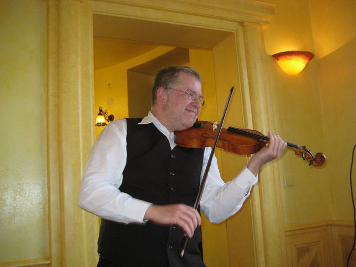 Stefan Friedrich übernahm mit seiner Geige den künstlerischen Teil. Fotos Büttner
