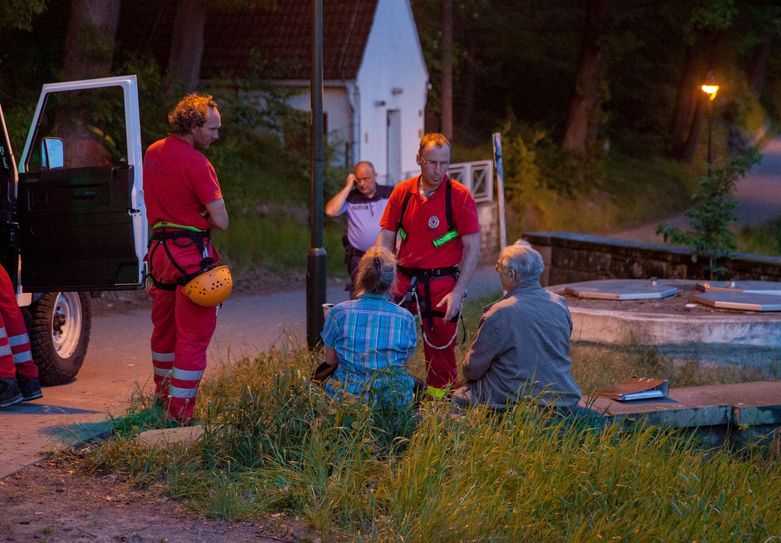 Die zwei Begleiter des Toten im Gespräch mit Bergwacht und Polizei. Foto: Marko Förster