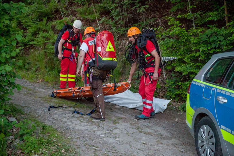 Rettungskräfte bereiten sich auf die Bergung vor.