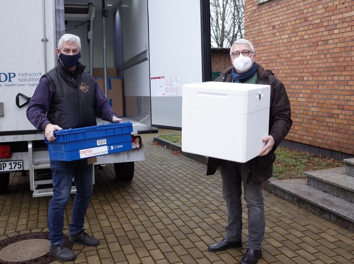 Pünktlich geliefert und verimpft: Ankunft des Biontech/Pfizer-Impfstoffs im Klinikum Niederlausitz. Entgegennahme durch Dr. Thomas Buthut (rechts), Leiter des Instituts für Krankenhaushygiene des Klinikums Niederlausitz. Foto: © KNL/Kristin Dolk