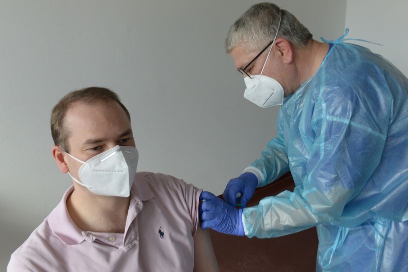 Geht mit gutem Beispiel voran: Tobias Vaasen, Geschäftsführer Klinikum Niederlausitz GmbH, will mit seiner Corona-Impfung Bedenken bei den Mitarbeitern zerstreuen und die Impfbereitschaft erhöhen. Foto: © KNL/Steffen Rasche