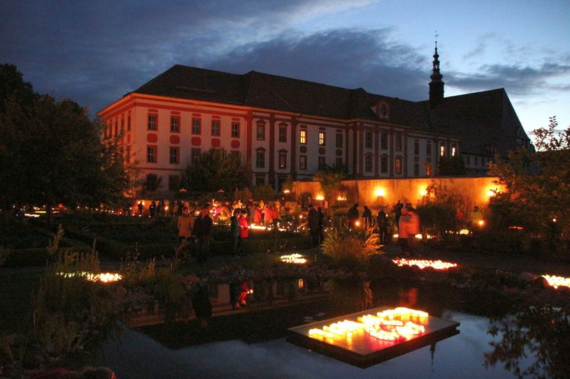 Ein ganz besonderes Ambiente bietet der Klostergarten des Ernährungs- und Kräuterzentrums im Kloster St. Marienstern, wenn alle Lichter am 23. Juli angezündet sind. Foto: FF