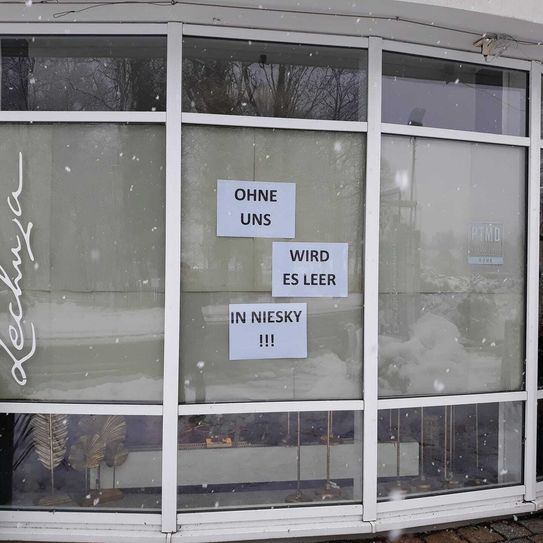So sahen in der zweiten Januarhälfte viele Geschäfte in Niesky aus. Mit der Aktion soll darauf hingewiesen werden, dass die Einzelhändler ihre Kunden nach dem Lockdown dringend brauchen und dass es ohne lokale Geschäfte in der Stadt trostlos wird. Fotos: privat