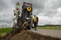 Mit der Layjet-Technologie wird Glasfaser direkt ins Straßenbankett verlegt.