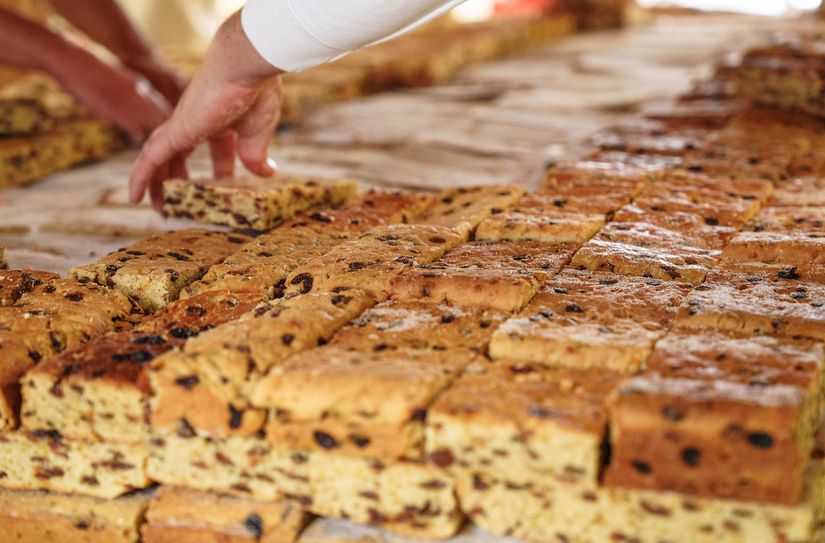 Mehr als 3.000 Stollen-Bausteine wurden fachmännisch zu einem Riesen-Striezel zusammengesetzt. Diese wurden Mitte November bei einer großen Back-Aktion hergestellt.