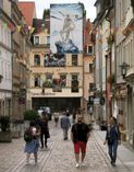 Kunstwerke in der Straßengalerie über den Köpfen der Passanten. Foto: D. Förster