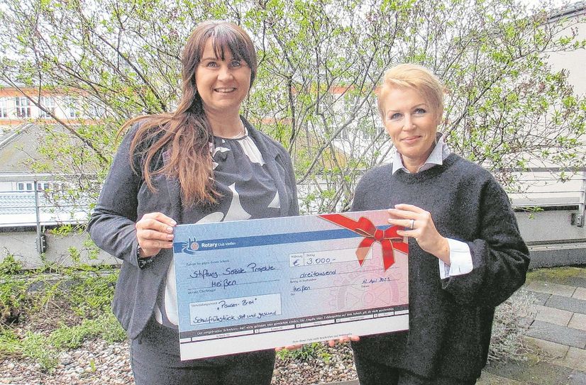 Anja Otto-Ebermann (Präsidentin des Rotary Club Meißen) übergibt den symbolischen Unterstützungsscheck an Christine Hauke (GF Stiftung Soziale Projekte Meißen).
