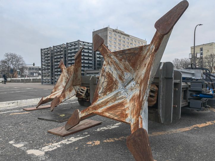 Die Füße der Hub-Pontons finden nach neuen Bodenuntersuchungen doch nicht genügend Halt in der Elbe - dabei sind die Ausspülungen seit Langem ein Thema.