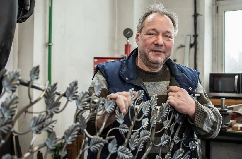Zu den jüngsten Projekten des Kunstschmiedemeisters Knut Winkler aus Säuritz (Landkreis Bautzen) gehören mit metallenen Blättern verzierte Torflügel.