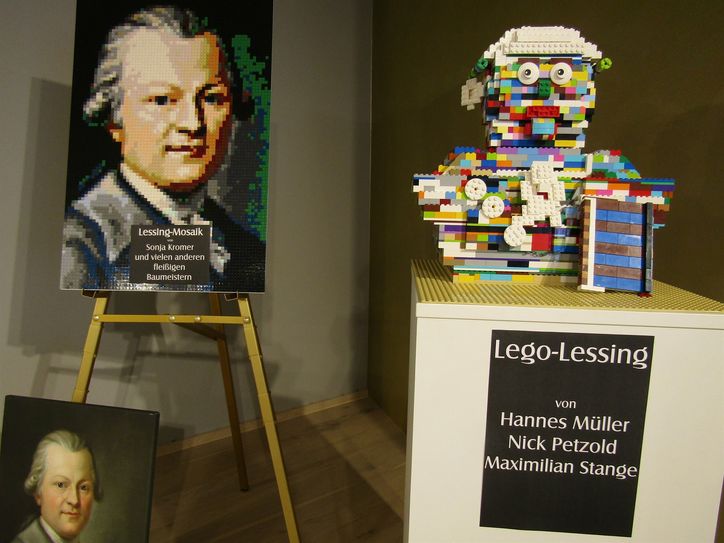 Schneller als gedacht, waren Lessing-Kopf und -Mosaik fertiggestellt. Die Aktion, die gemeinsam von Bibliothek, Lessing-Museum und Arbeitsstelle für Lessing-Rezeption organisiert worden ist, wendet sich noch bis Ende Mai an kleine und große Baumeister. Vielleicht entsteht eine weitere Büste oder wird die »Lessing-Armee« vervollständigt, die Rechtschreibfehler aufspürt.  Foto: Stadtbibliothek