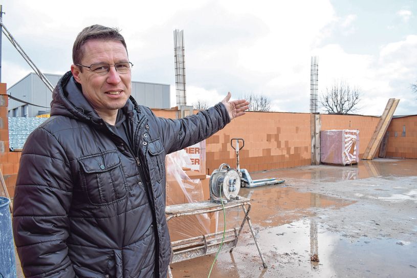 Inhaber Michael Schneider freut sich auf die baldige Fertigstellung seines neuen Standortes im Rammenauer Gewerbegebiet.