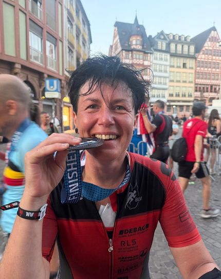Jeannette Effenberger nach dem Zieleinlauf beim Ironman Frankfurt 2025.