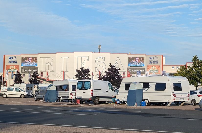 Die Wagenburg vor der WT-Arena soll noch bis zum 8. September von der Stadt geduldet werden. Etwa zehn Wohnwagen und zahlreiche Autos haben sich auf dem Parkplatz vor der Verantstaltungshalle häuslich eingerichtet.