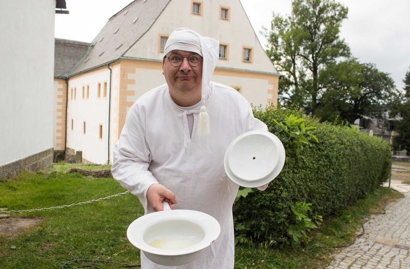 Nähert sich mit Humor und Witz der Geschichte des stillen Örtchens: Michael Kreskowsky auf der Festung Königstein.