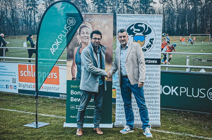 Budissa-Präsident Sven Johne und René Schaarschmidt, Leiter des AOK-Regionalcenters in Bautzen bekräftigen die Zusammenarbeit zwischen dem Sportverein und der Gesundheitskasse.