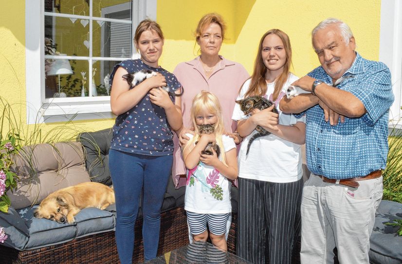 Jutta Wolff, die Chefin der privaten Pflegestelle des Großenhainer Tierschutzvereins in Lampertswalde mit ihren Pflegekindern Leonie (1.v.l.) und Nadine (2.v.r.), ihrer Enkelin Lara sowie dem Vorsitzenden des Großenhainer Tierschutzvereins Armin Krake.
