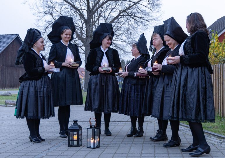 Auch die Tradition des Ostersingens, hier ein Foto aus Werben, wird natürlich in dem Buch von Peter Becker beleuchtet.
