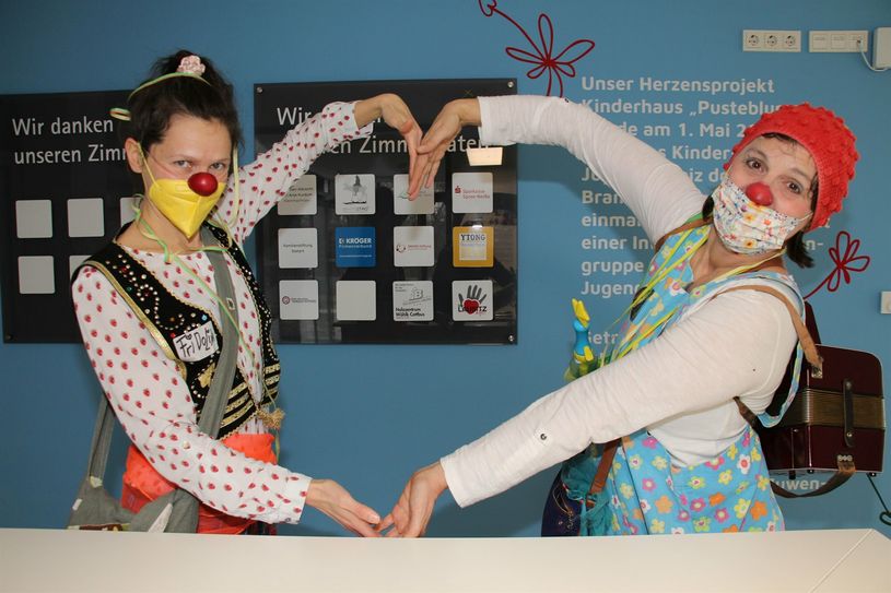 Die Lausitzer haben es geschafft. Sie sind für drei Jahre Pate eines Zimmers im Kinderhaus »Pusteblume« in Burg. Die beiden Clowns Fridolina (vorn) und Pepina (hinten) vom Lachen hilft e.V. freuen sich über diese großartige Meisterleistung der Lausitzer.