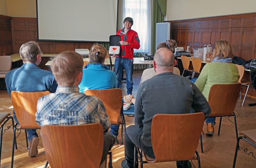Roy-Udo Kühmichel, Bereichsleiter Bildung der Johanniter in Dresden, bei der Schulung der Mitarbeiter.