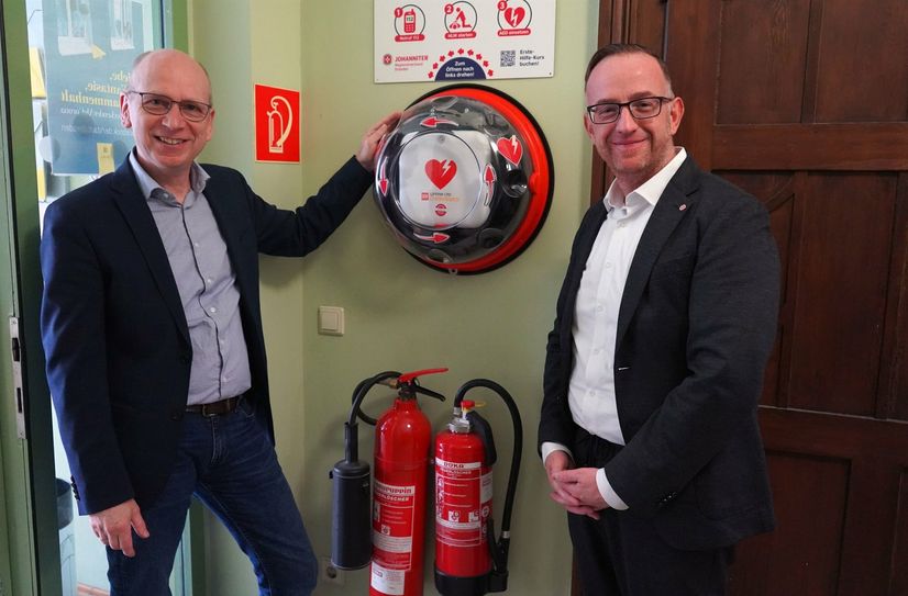 Stadtbezirksamtsleiter Jörg Lämmerhirt und Johanniter-Regionalvorstand Denis Papperitz (v.l.) mit dem neuen AEG-Gerät.