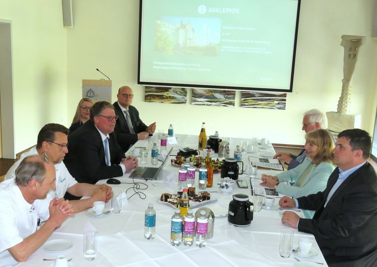 Auf Einladung von Oberbürgermeister Frank Höhme (r.) besuchte Staatsministerin Petra Köpping (2.v.r) das Radeberger Krankenhaus. Dabei informierte der Regionalgeschäftsführer der Asklepios-Kliniken, Patrick Hilbrenner (4.v.l.), über die aktuelle Situation der Einrichtung.  Foto: Matthias Stark