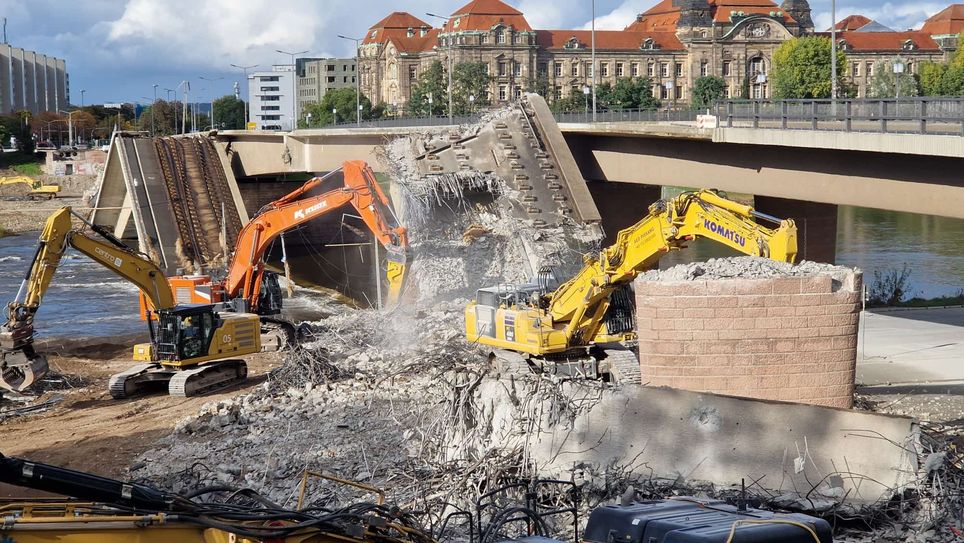 ... anschließend rückten die Bagger an.