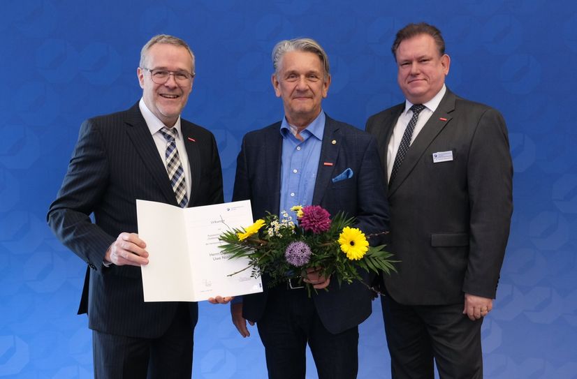 HWK-Präsident Jörg Dittrich (l.) und Hauptgeschäftsführer Andreas Brzezinski (r.) überreichen Uwe Nostitz die Auszeichnung.