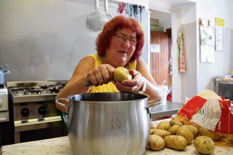 Das Kartoffelschälen ist  nicht unbedingt die Lieblingsdisziplin von Monika Schwenke. Sie und ihr Team bekochen und beliefern jeden Tag über 150 Kinder. Foto: Schramm