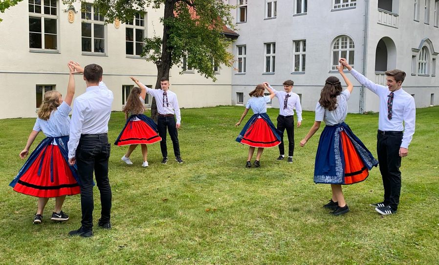 Die Elftklässler beherrschen nicht nur sorbische Tänze, sondern gründeten auch die siebente Schülerfirma des Niedersorbischen Gymnasiums – einer der eifrigen Tänzer ist der Firmenchef Anton Weineck, hinten rechts mit Tänzerin Eva-Maria Hauptrock. Foto: NSG Cottbus