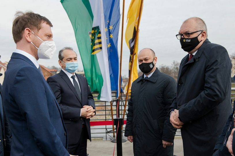 Ministerpräsident Michael Kretschmer, der Görlitzer Oberbürgermeister Octavian Ursu, der Bürgermeister von Zgorzelec Rafa? Gronicz und der Marschall Wojewodschaft Niederschlesien Cezary Przybylski vor der Unterzeichnung des Schreibens auf der Altstadtbrücke. Foto: Pawel Sosnowski