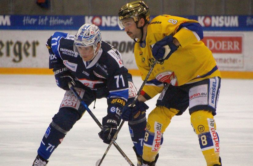 Peter Quenneville (re.), hier beim Sachsenderby gegen die Dresdner Eislöwen, wechselt nach Norwegen.