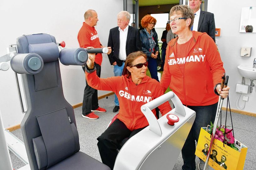 Martina Willing (links), bei den Paralympics in Rio mit Silber im Speewerfen dekoriert, inspiziert mit Trainerin Petra Ritter die neuen Räume im Paralympischen Trainingszentrum Cottbus. Foto: Michael Helbig