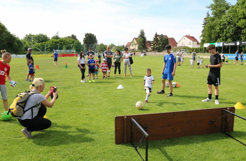 Mehr als 100 Kids waren im Mai der Einladung zum Kinderfußballtag der Spielvereinigung Finsterwalde gefolgt.
