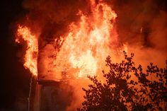 Die Scheune stand zeitweise lichterloh in Flammen.