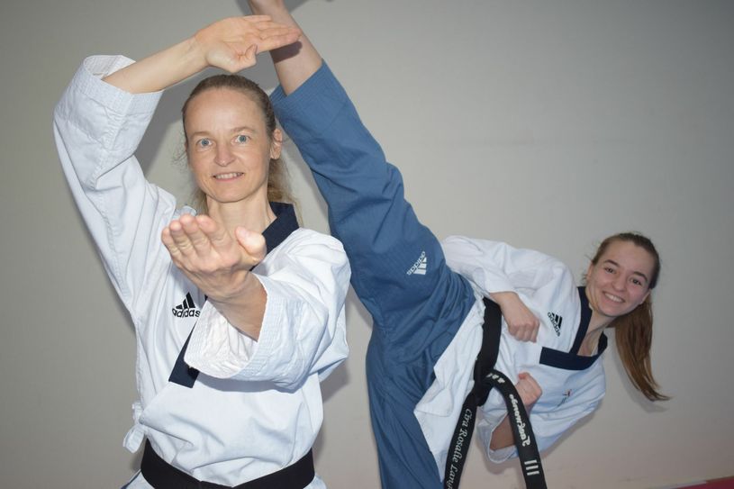 Cornelia Lange (links) und Cira Lange stellen ihr Können beim Taekwondo unter Beweis. Foto: spa