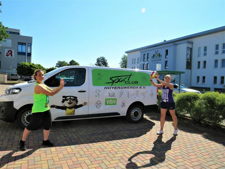Sandra Weller (l.) und Franziska Zschornack gehören zu den Organisatoren des 28. VBH-Silbersee-Beach- Volleyball-Turnier, das am 24. und 25. Juli am Silbersee stattfindet. Foto: Silke Richter