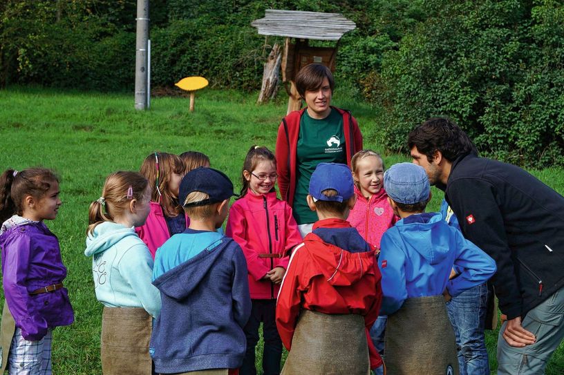 Simon Dorner (li) mit Kindern der Königsteiner Grundschule im Nationalpark. Foto: Nationalpark Sächsische Schweiz