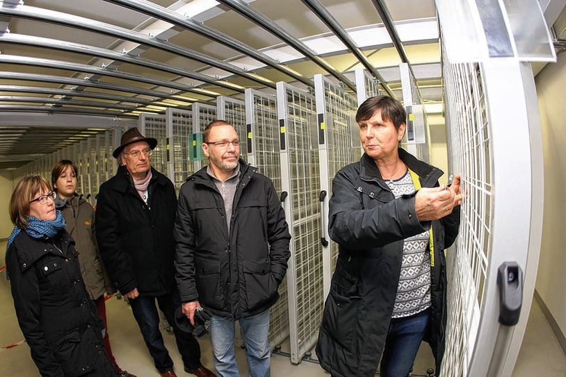 Sabine Holtermann erläutert die Gemäldezuganlage im Depot.  Foto: Förster