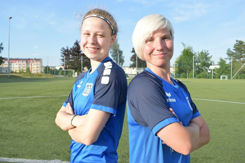 Celine Wendisch (links) und Sarah Kasper spielen im Mittelfeld beim Bischofswerdaer FV 08. Mit der Mannschaft haben die beiden ehrgeizige Ziele.   Foto: Sandro Paufler
