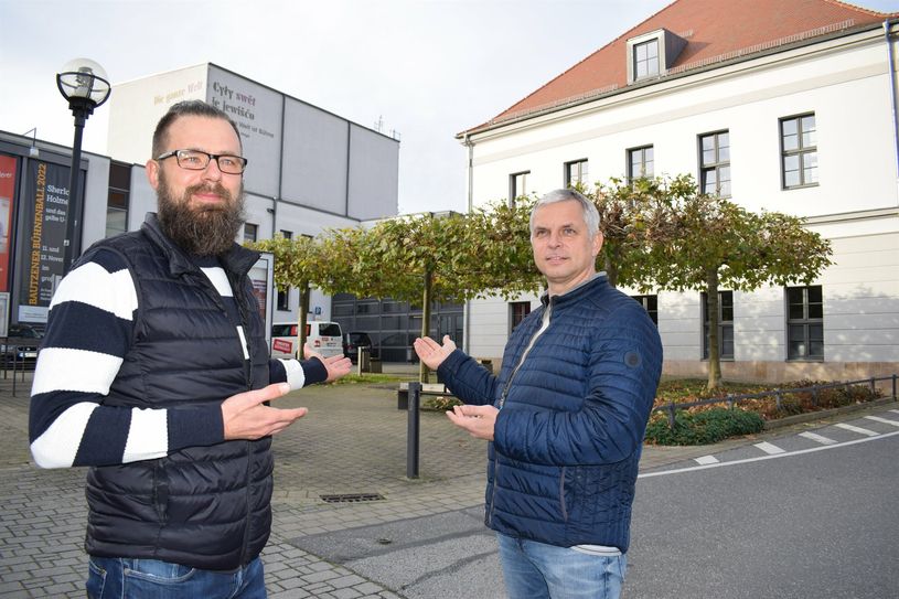 Die Stadträte Stefan Mücke (links), Mike Hausschild und Heinrich Schleppers, der zum Fototermin nicht dabei sein konnte, haben das Gesprächsangebot initiiert.