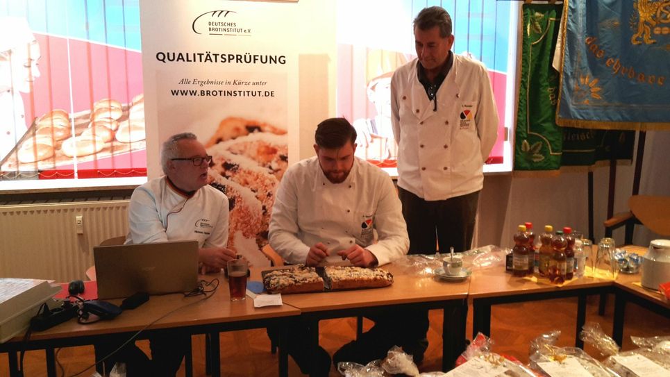 v.l: Prüfer Michael Isensee, Bäckermeister Paul Neumann und Obermeister Lutz Neumann. Foto: privat