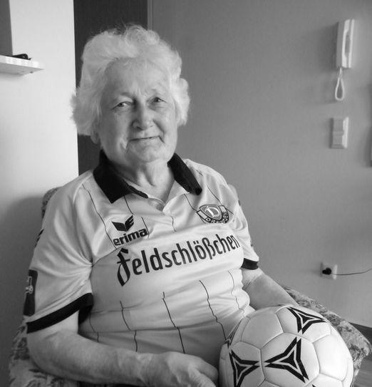 Ingrid Beier, die Dynamo-Omi, ist jetzt im Alter von 91 Jahren gestorben. Foto: Jancke/Archiv