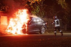 Beim Eintreffen der Kameradinnen und Kameraden der Freiwilligen Feuerwehr Bischofswerda stand das Fahrzeug bereits in Vollbrand.