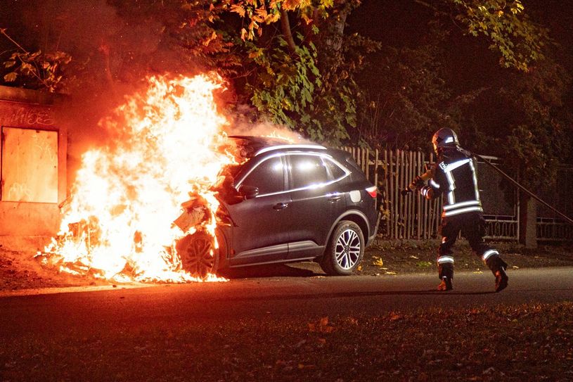 Beim Eintreffen der Kameradinnen und Kameraden der Freiwilligen Feuerwehr Bischofswerda stand das Fahrzeug bereits in Vollbrand.