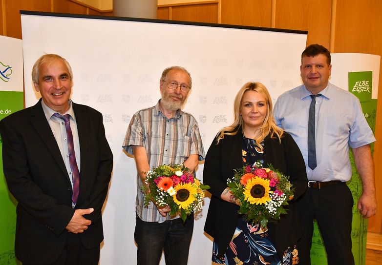 Der Erste Beigeordnete Peter Hans (l.) und der Kreistagsvorsitzende Thomas Lehmann (r.) wünschten Steffi Hädicke (2.v.r.) viel Erfolg für ihre Aufgaben als Integrationsbeauftragte des Landkreises. Bei Jürgen Brückner (2.v.l.) bedankten sie sich im Namen des Kreistages für das jahrzehntelange Engagement für Menschen mit Behinderung und Menschen mit Migrationshintergrund im Landkreis