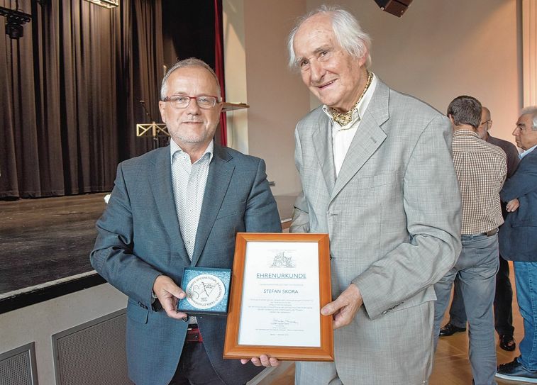 OB Stefan Skora zeigt die von Prof. Dr. Heinrich Fink überreichte Ehrenurkunde und Plakette. Foto: Katrin Demczenko