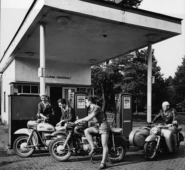 Plausch an der Tanke... Fotos: Verkehrsmuseum Dresden