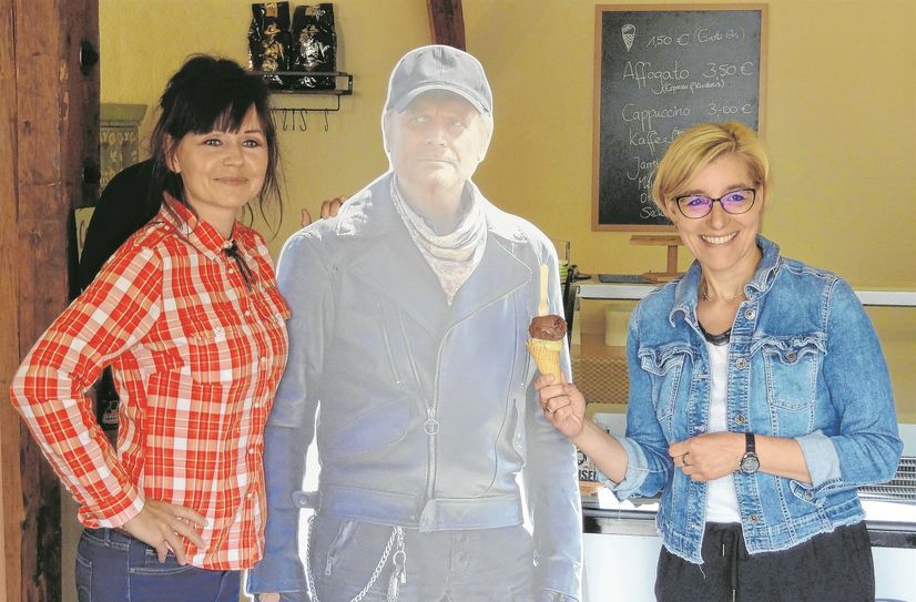 Juliane Weber (l.) und Bürgermeisterin Dr. Anita Maaß präsentieren im neu eröffneten Museumscafé das originale „Terence Hill Eis“.